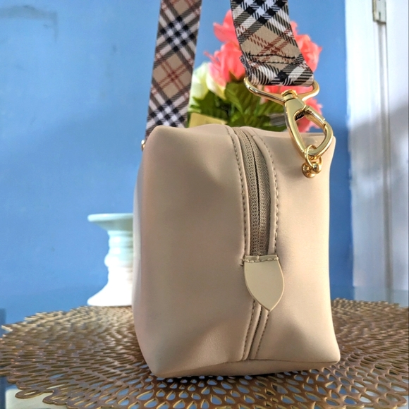 Burberry - Picture 8 of 11